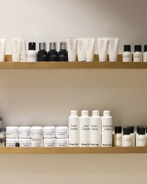 De plank met Dr. Baumann-producten in de salon