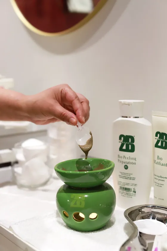 De groene kom van 2B Bio op de warmhouder, met flesjes en spatel