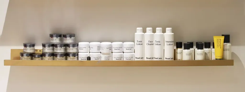 De producten van Dr. Baumann op de messing plank in haar salon